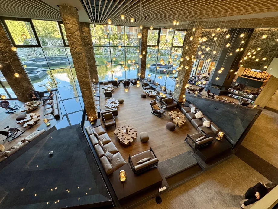 Lobby med damm Swissotel Damian Jasna