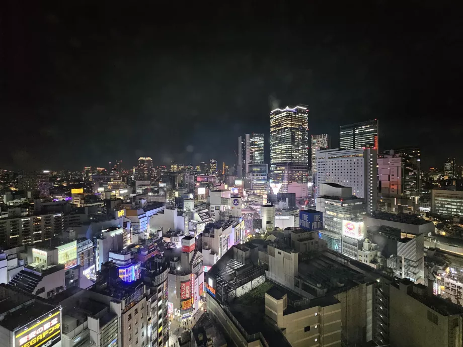 Utsikt från rummet på 18:e våningen under natten