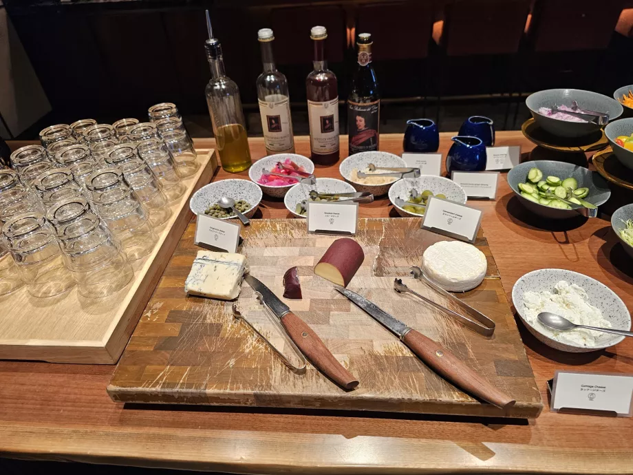 Frukost - ost, oliver och oljor