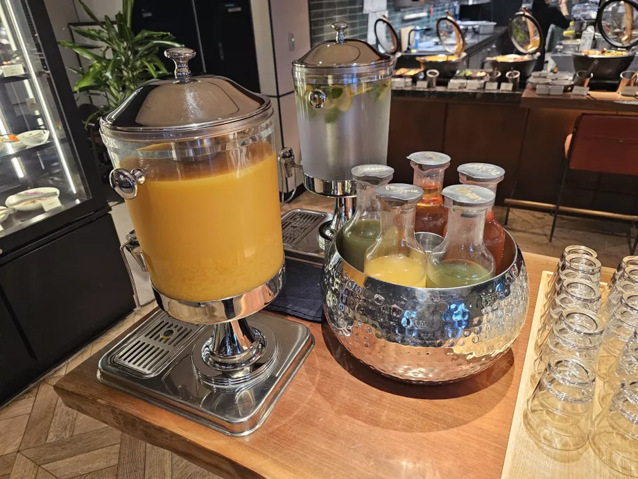 Frukost - juice och vatten