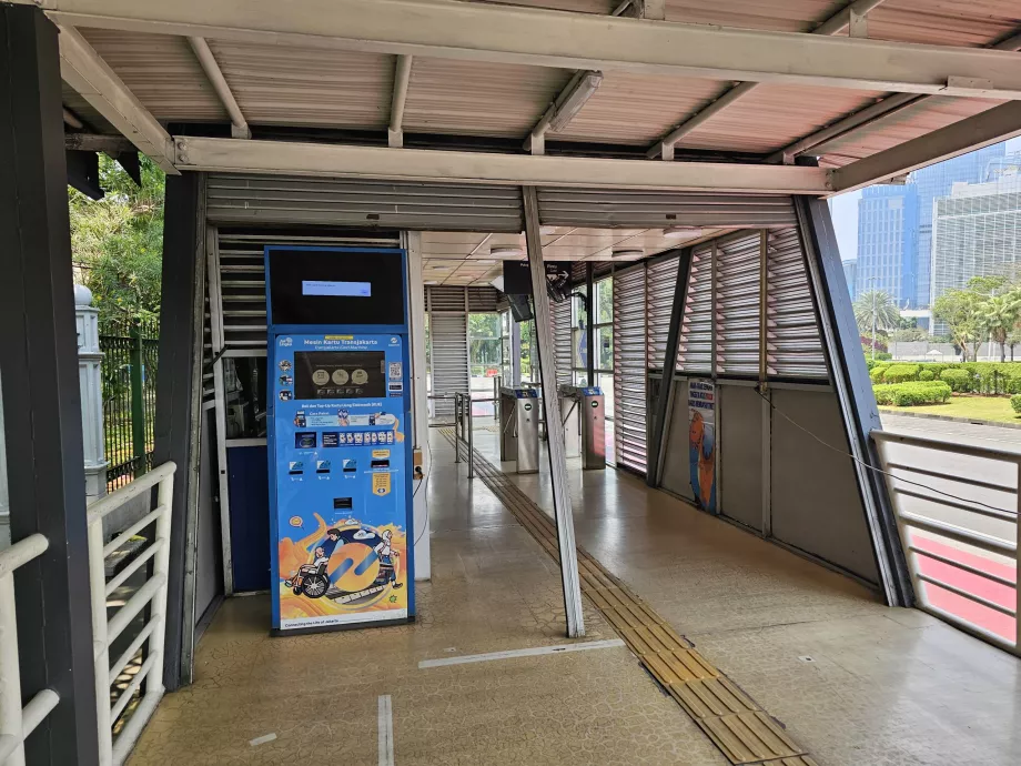 Biljettförsäljning vid busshållplatsen TransJakarta