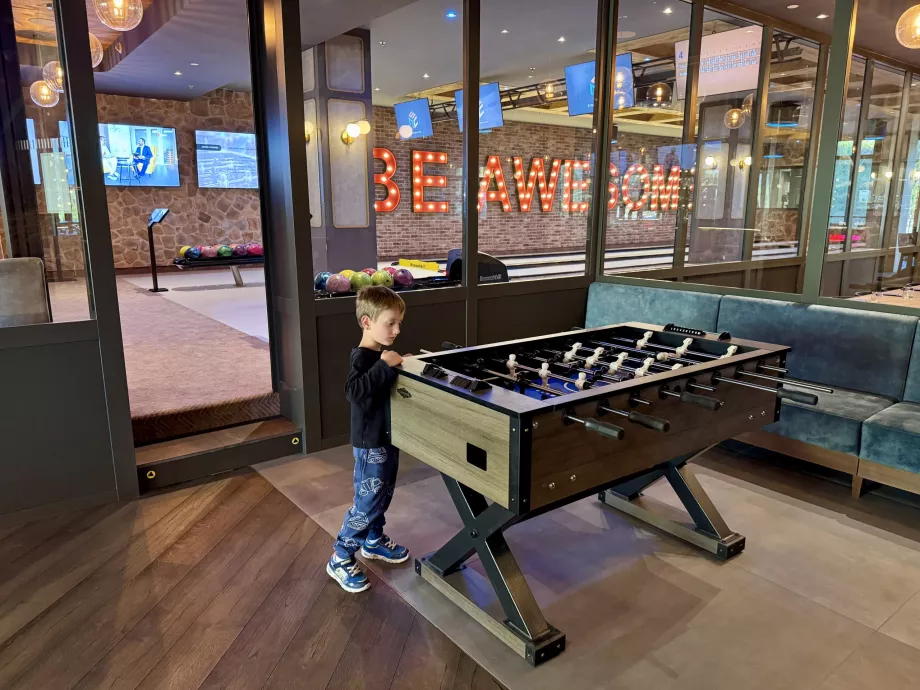 Bordsfotboll och bowling i Snowbeer