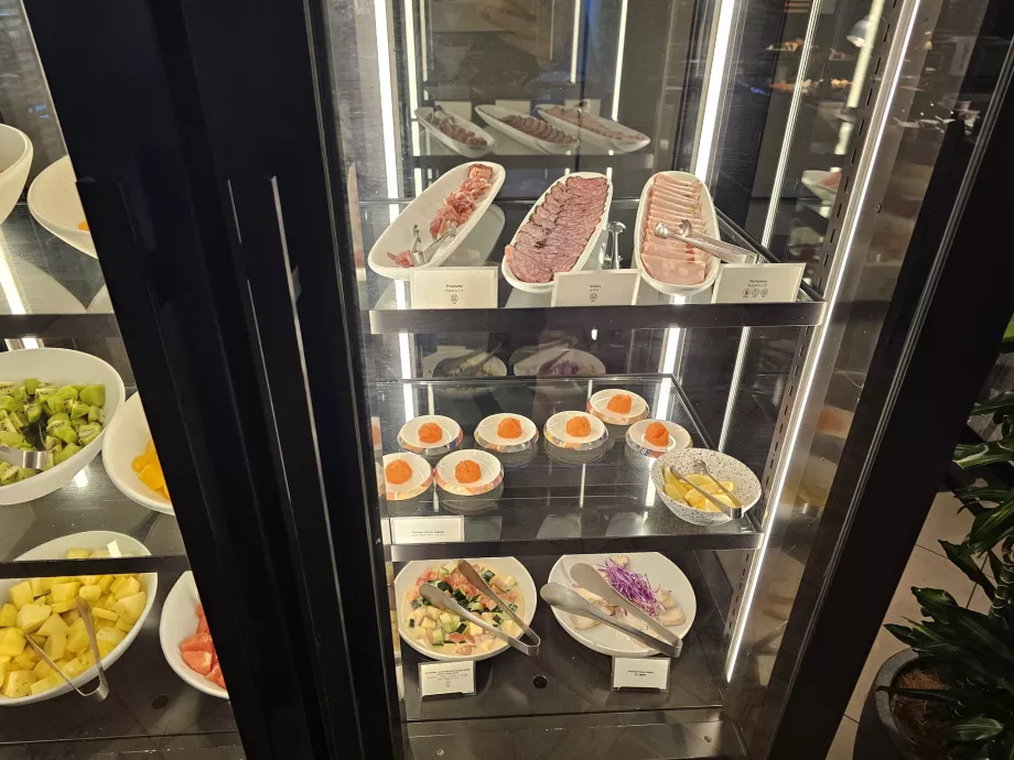 Frukost - sallader och skinka