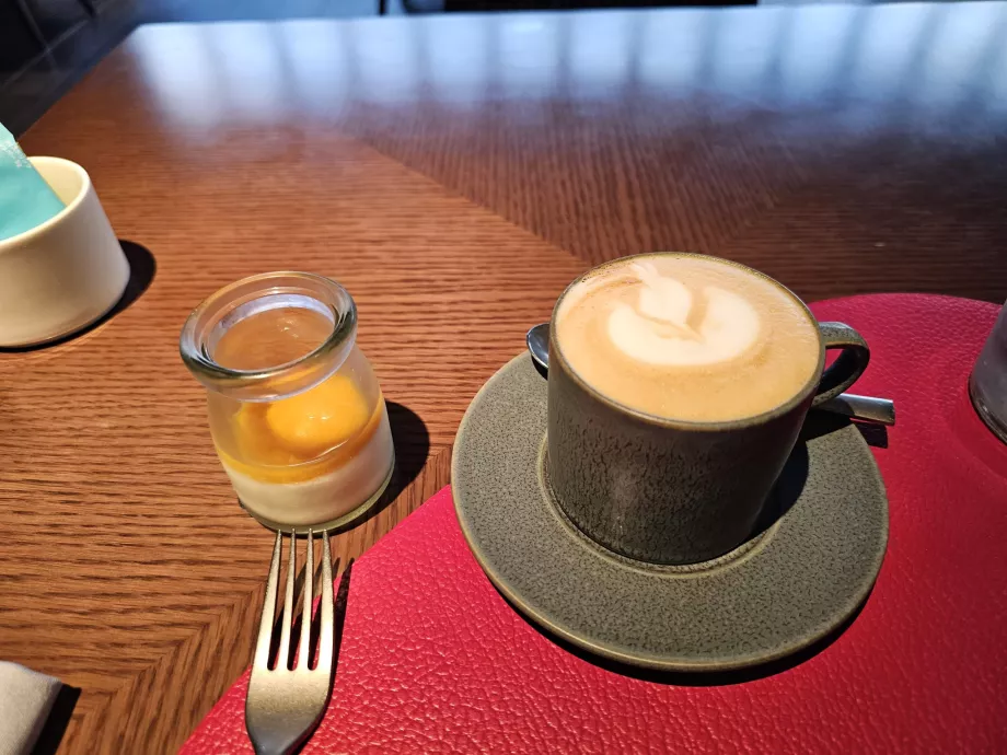 Frukost - cappuccino och yoghurt