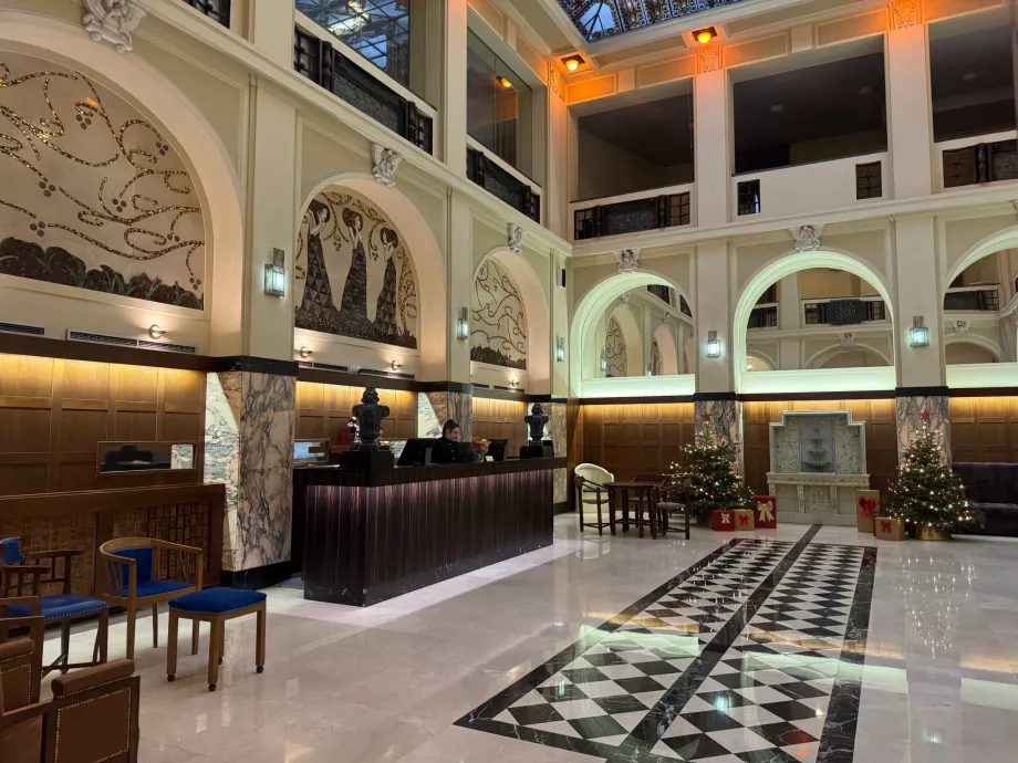 Hotellets lobby och reception