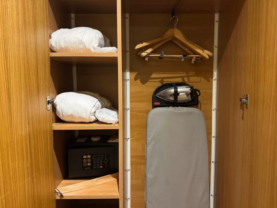 Strykjärn, badrockar och ett värdeskåp