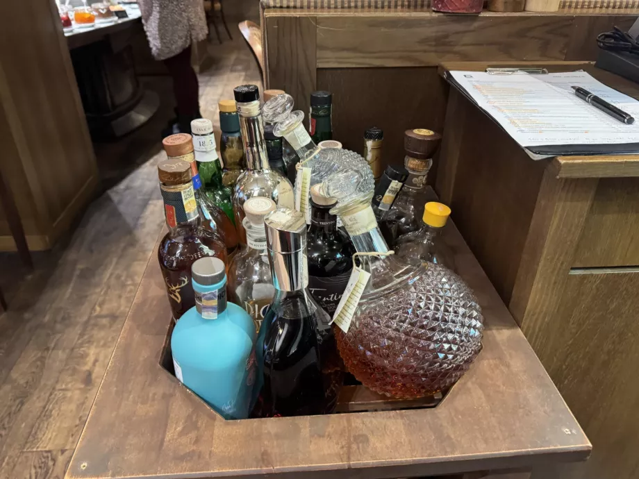 Frukost, ett brett utbud av alkoholhaltiga drycker