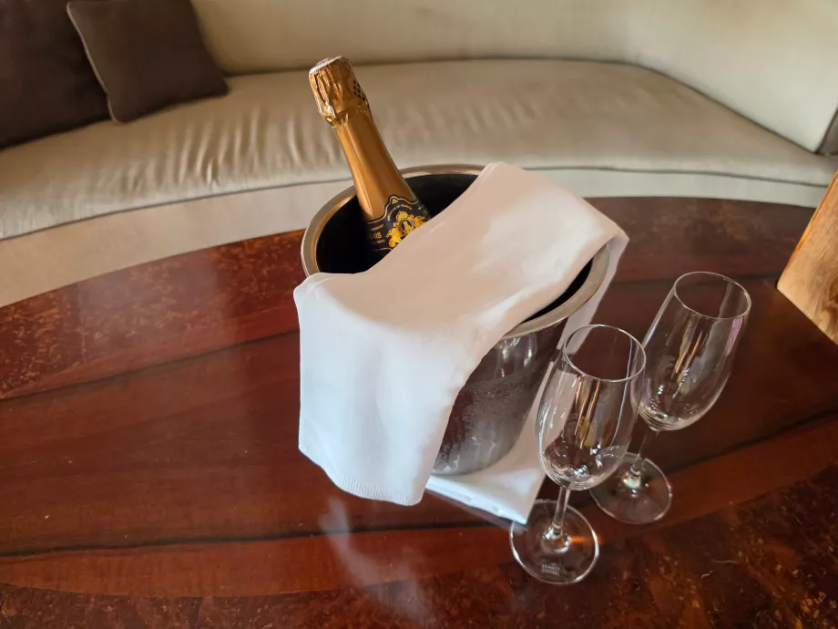 En flaska mousserande vin som en gåva från hotellet