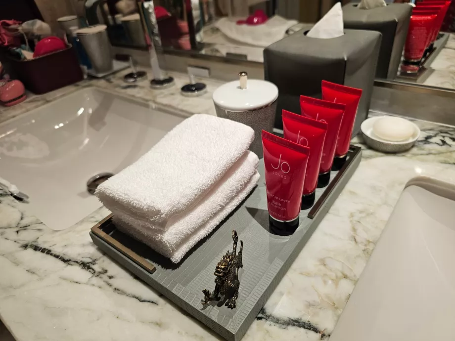 Jo's schampo och krämer i rummet