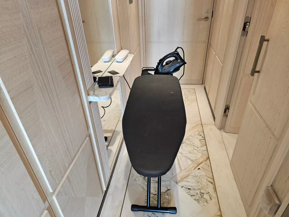 Strykbräda i rummet