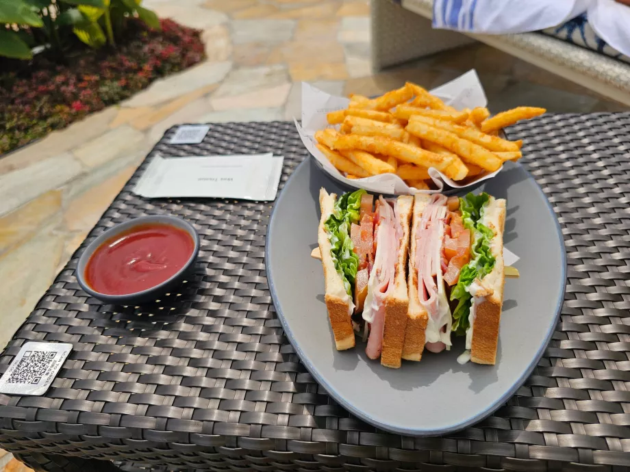 Snack vid hotellets pool