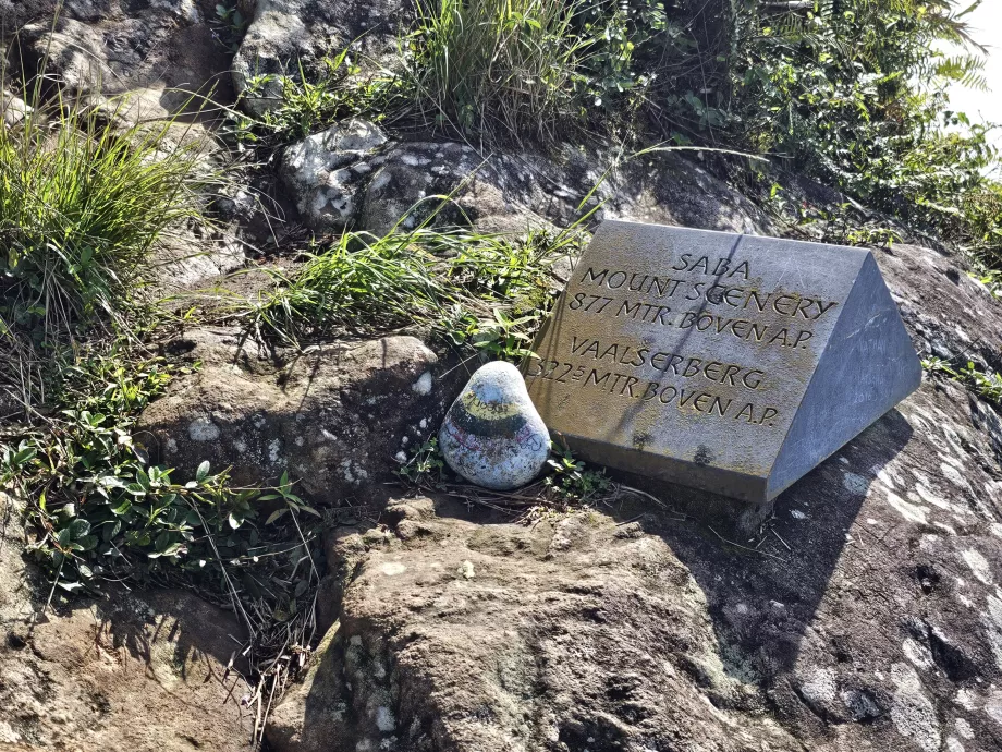 Minnesplakett på Mount Scenery