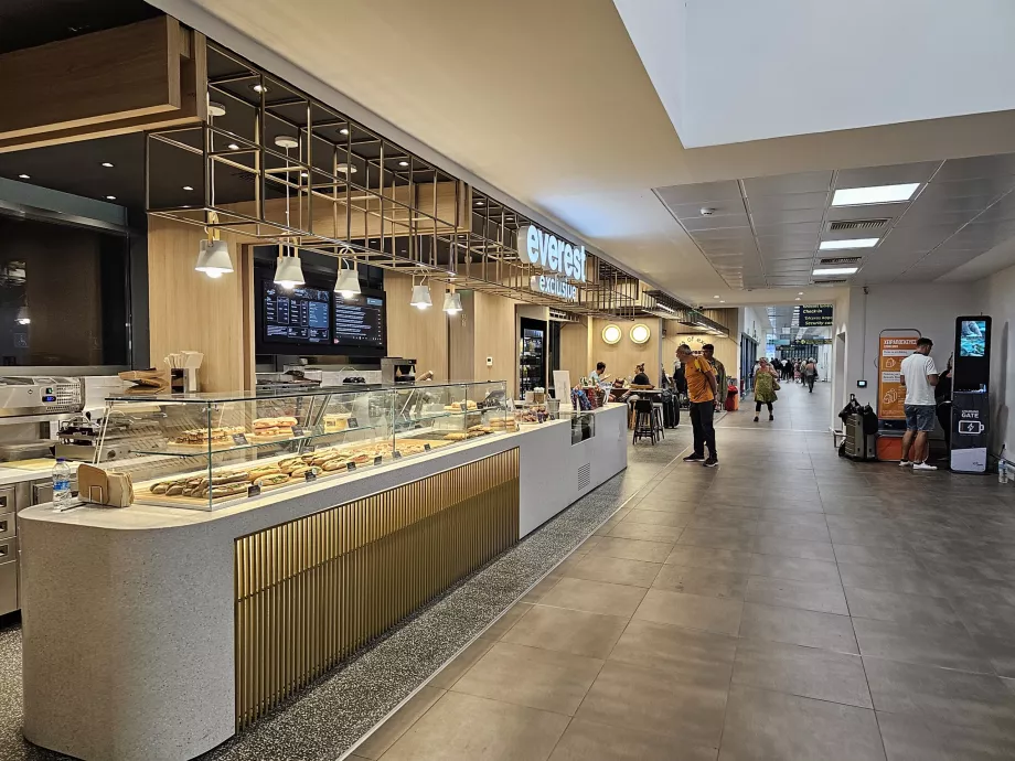 Everest, CFU Flygplats