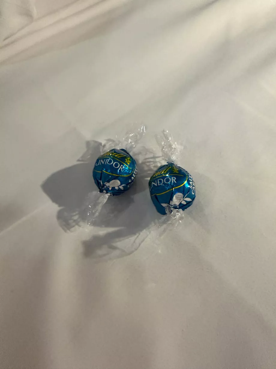 Lindor-choklad som serveras till kvällsteet