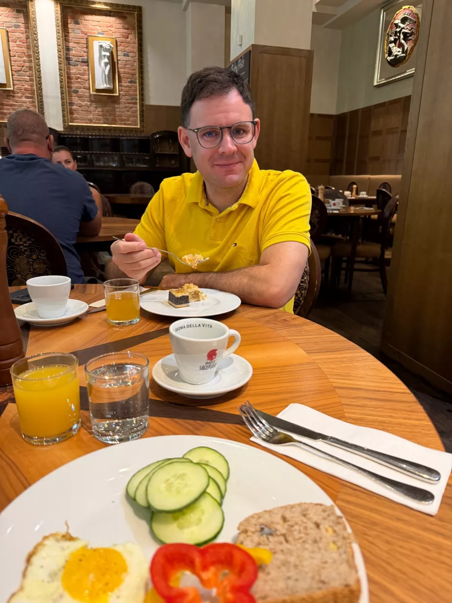 Jag äter frukost på Grandezza Hotel