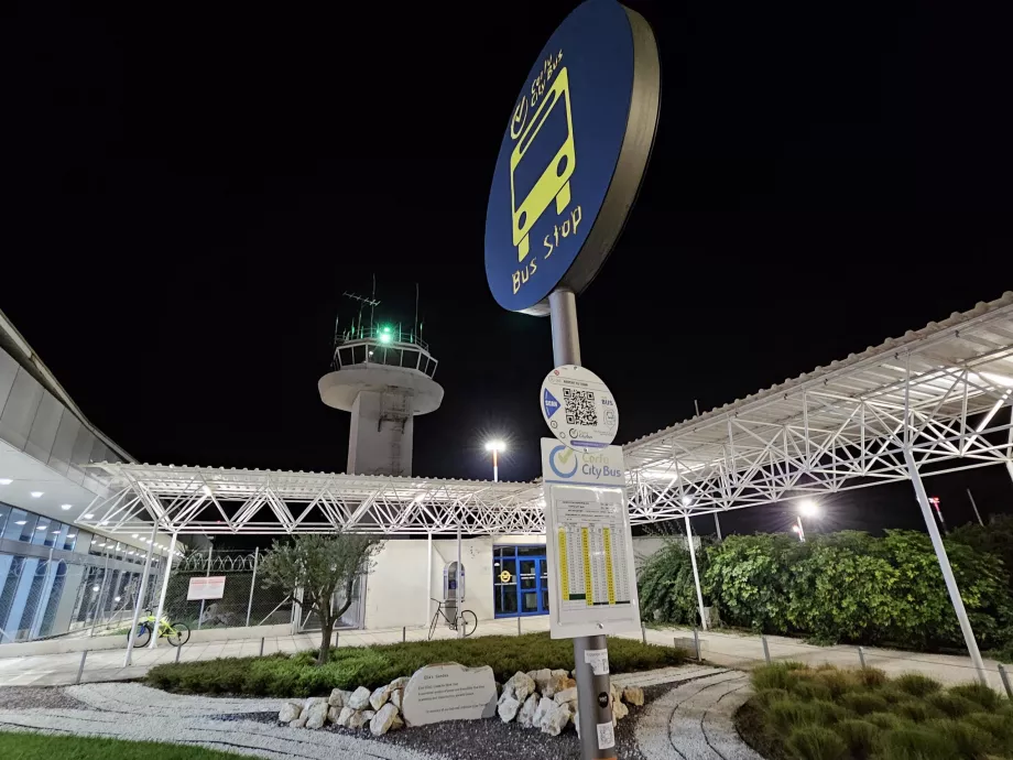 Tidtabell vid busshållplatsen