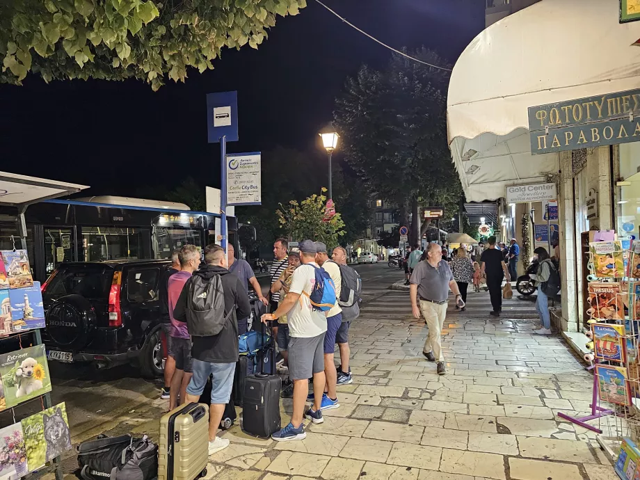 Hållplats i riktning mot flygplatsen i centrum (San Rocco-torget)