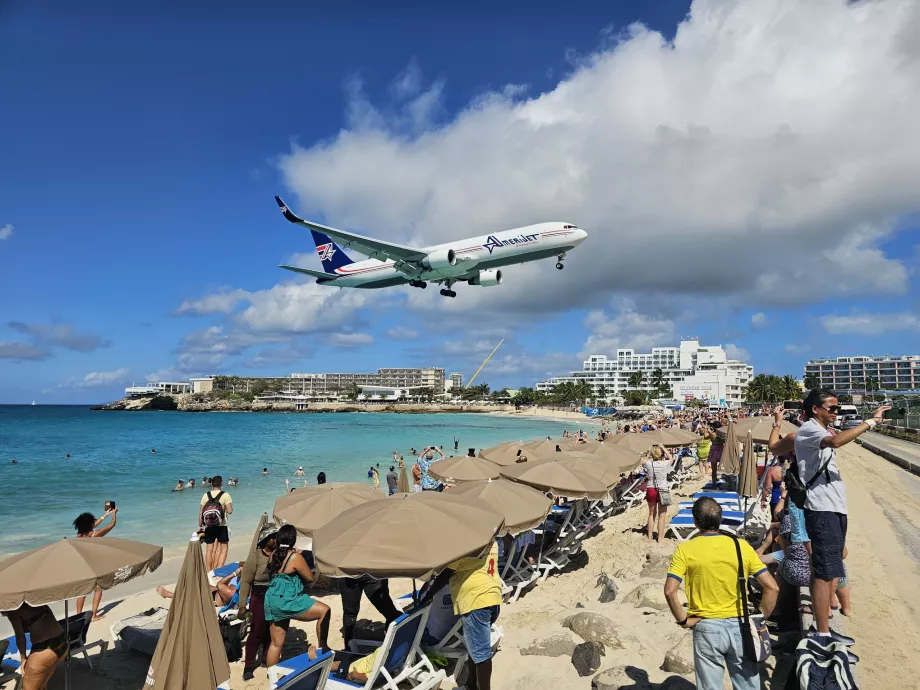 Solparasoller med solstolar på Maho Beach