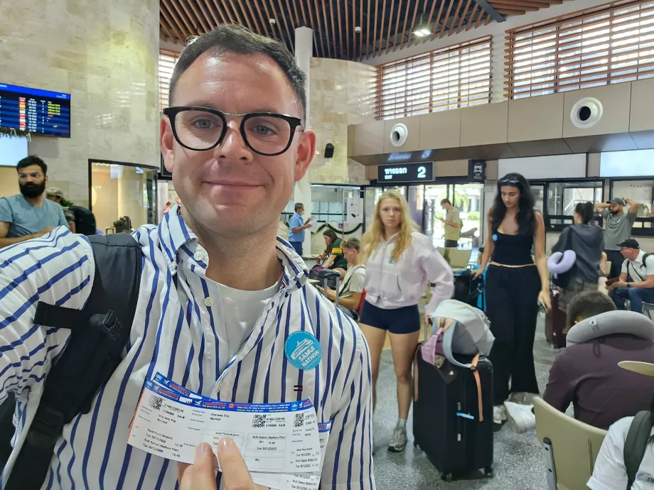 Jag med biljetter för transferbuss + båt till Koh Samui
