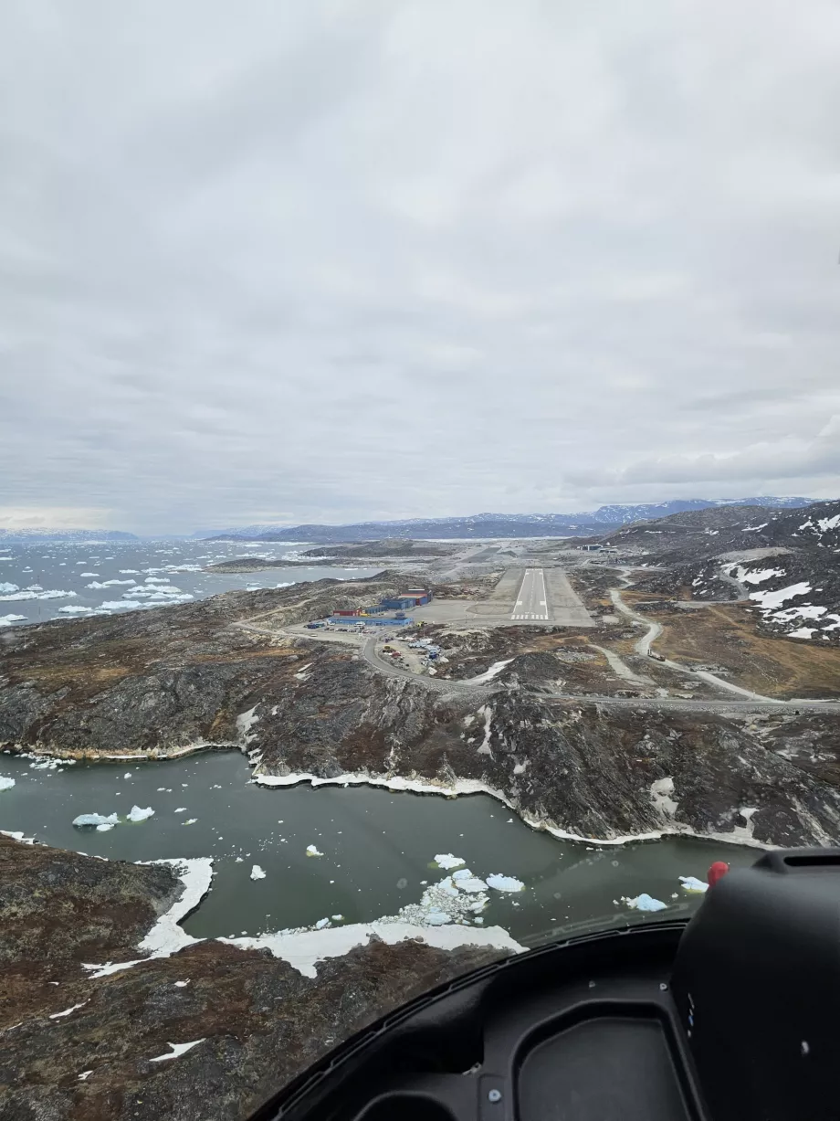 Helikopter landar på Ilulissats flygplats