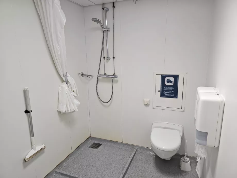 Delat badrum för liggplats