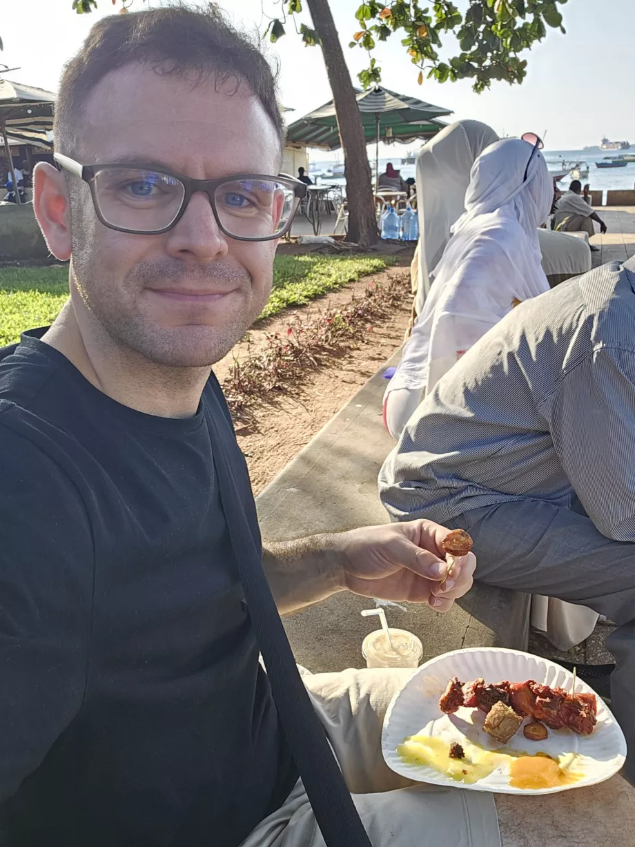 Jag på middag i Forodhani Park