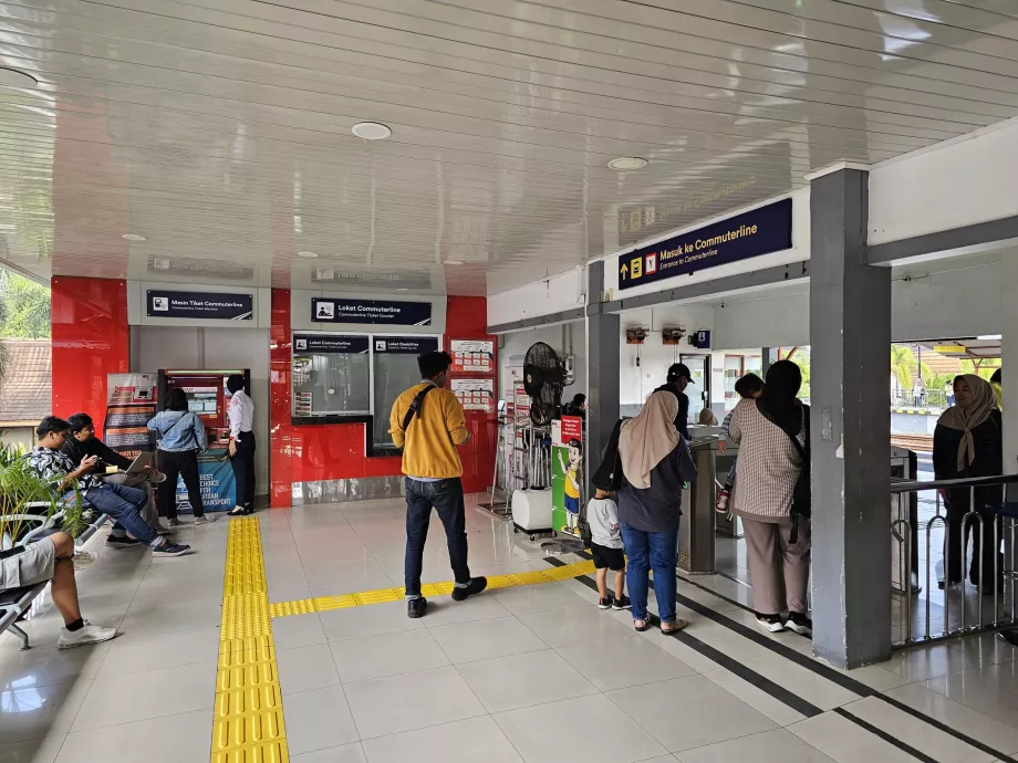 Biljettkontor och biljettautomater på tågstationen