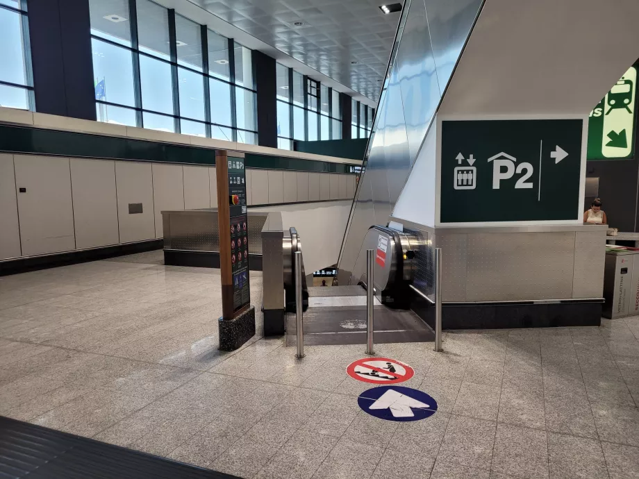 Vägen till tåget nerför rulltrappan