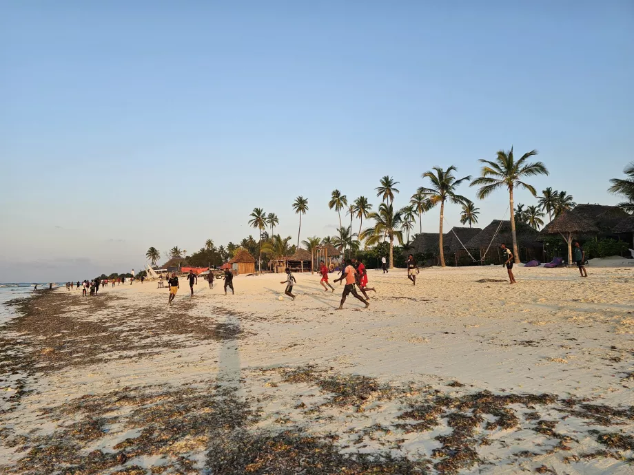 Spelar fotboll på Nungwi Beach