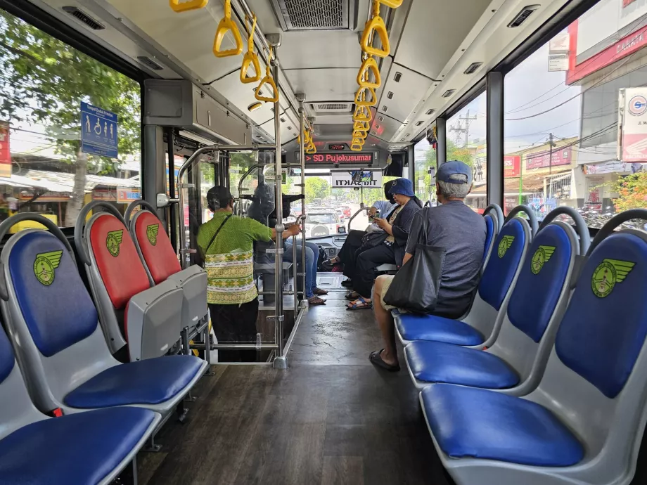 Interiör i TransJogjas bussar