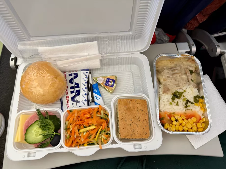 Lunch ombord på SCAT Airlines