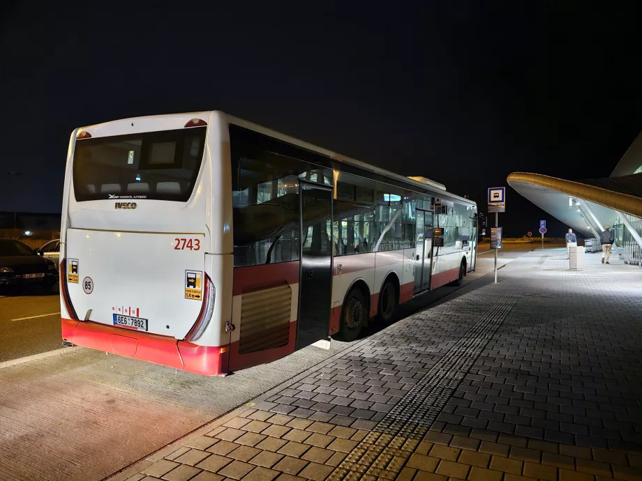 Busshållplats framför terminalen