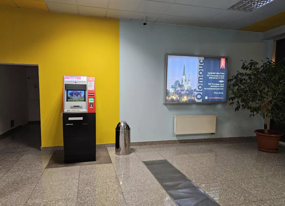 Bankomat i ankomsthallen, BRQ Flygplats