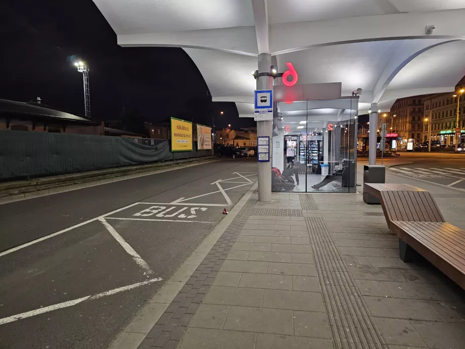 Busshållplats E76 mot flygplatsen vid centralstationen
