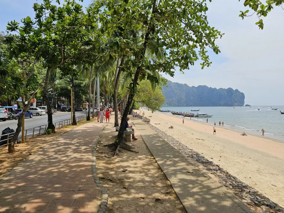 Ao Nangs strandpromenad och strand