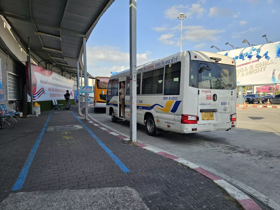 Busshållplatser framför den nationella terminalen