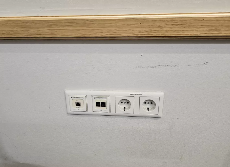 Uttag för laddning av elektronik