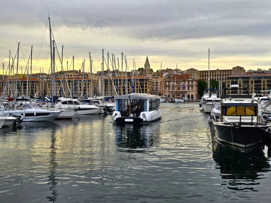 Färja över Vieux Port