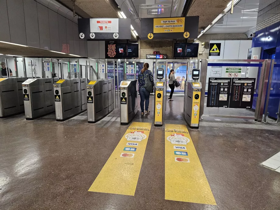 Vändkors vid ingången till tunnelbanestationen
