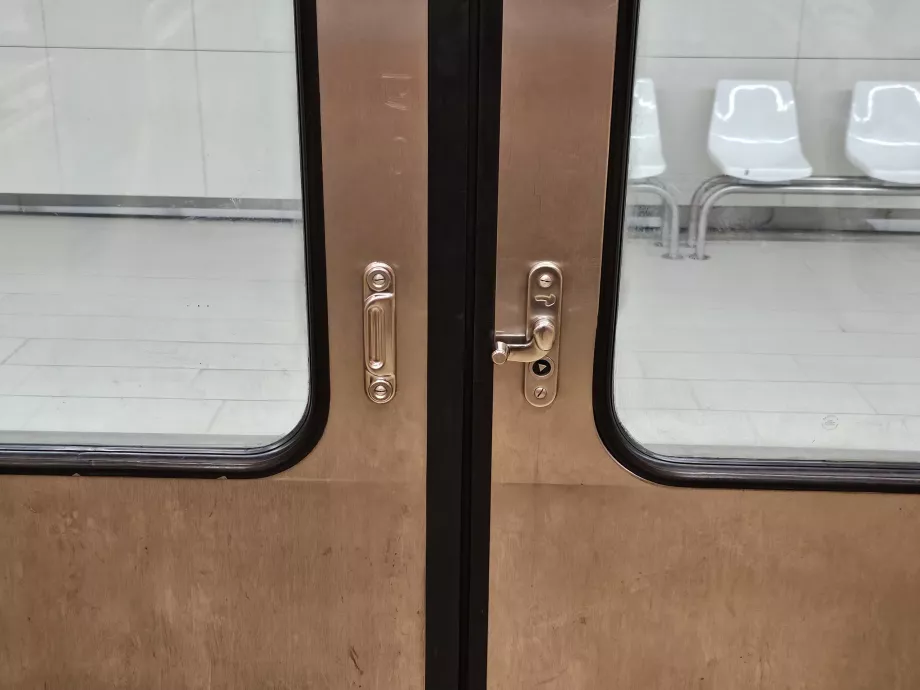Öppna dörrar i tunnelbanan