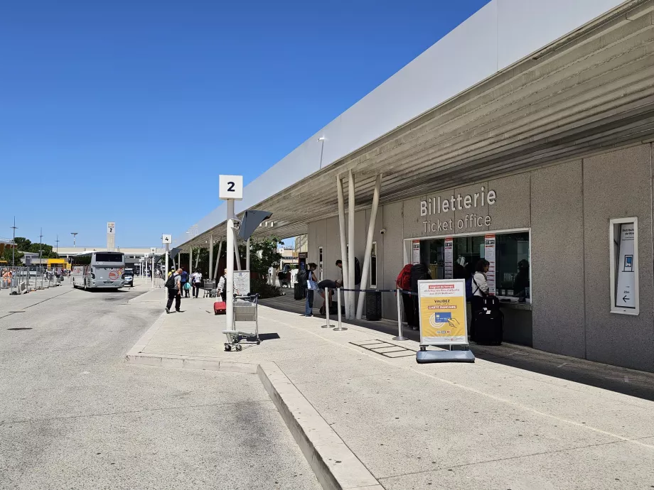 Biljettkontor, busstation framför terminalen