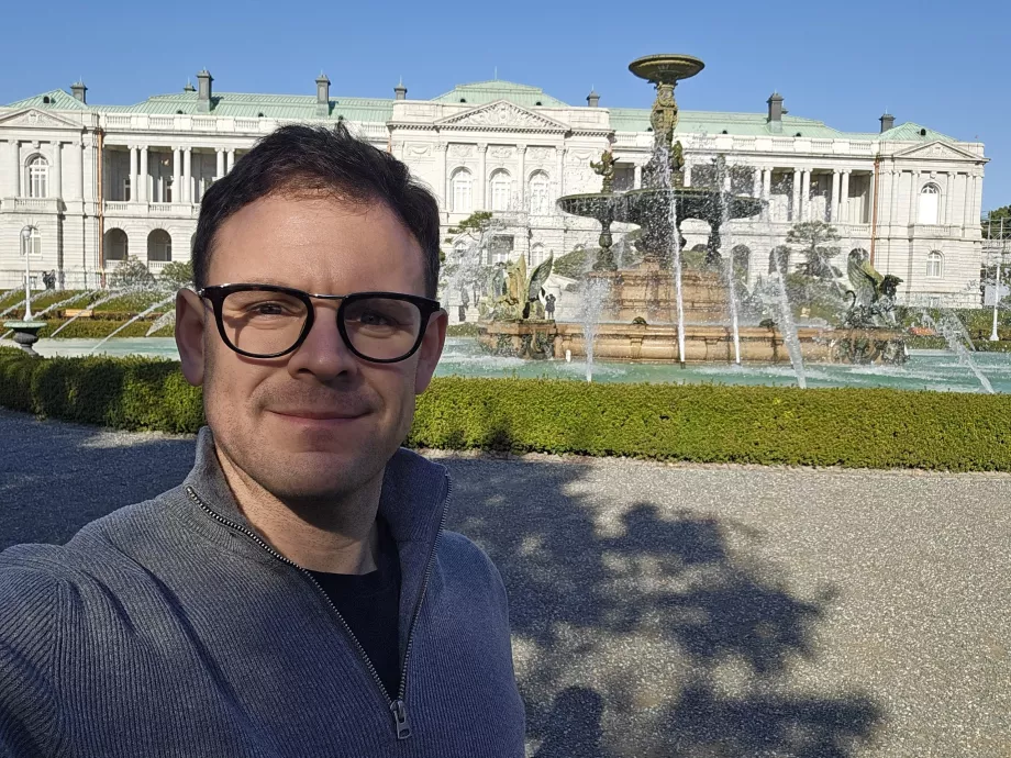 Jag framför Akasaka-palatset