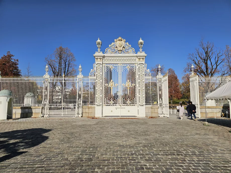 Huvudutgång från Akasaka Palace