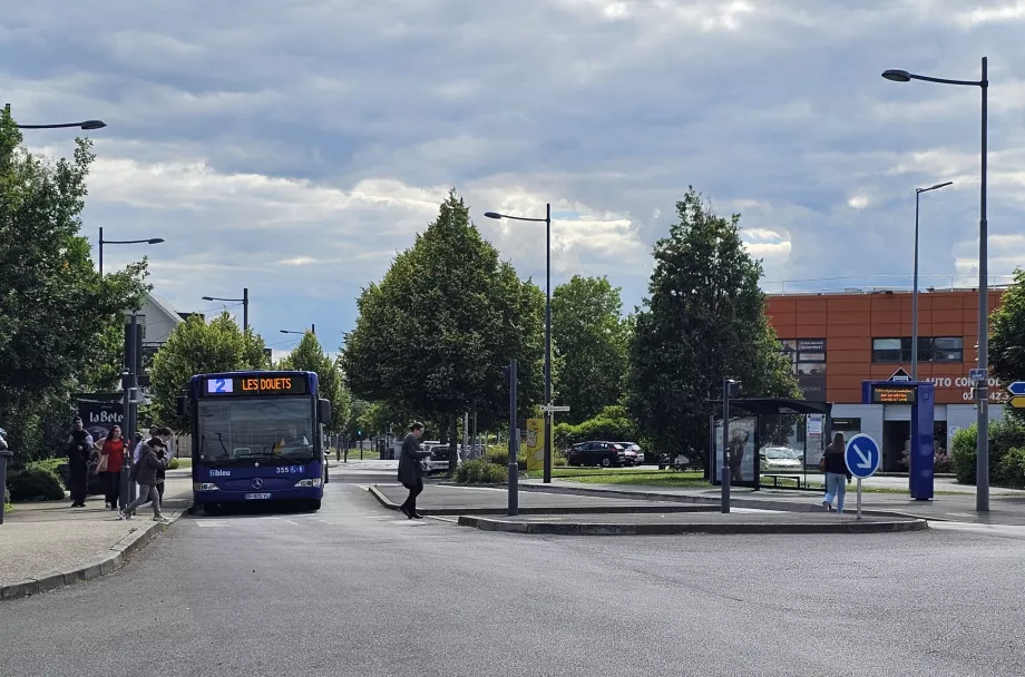 Busslinje 2, hållplats i riktning mot centrum på höger sida