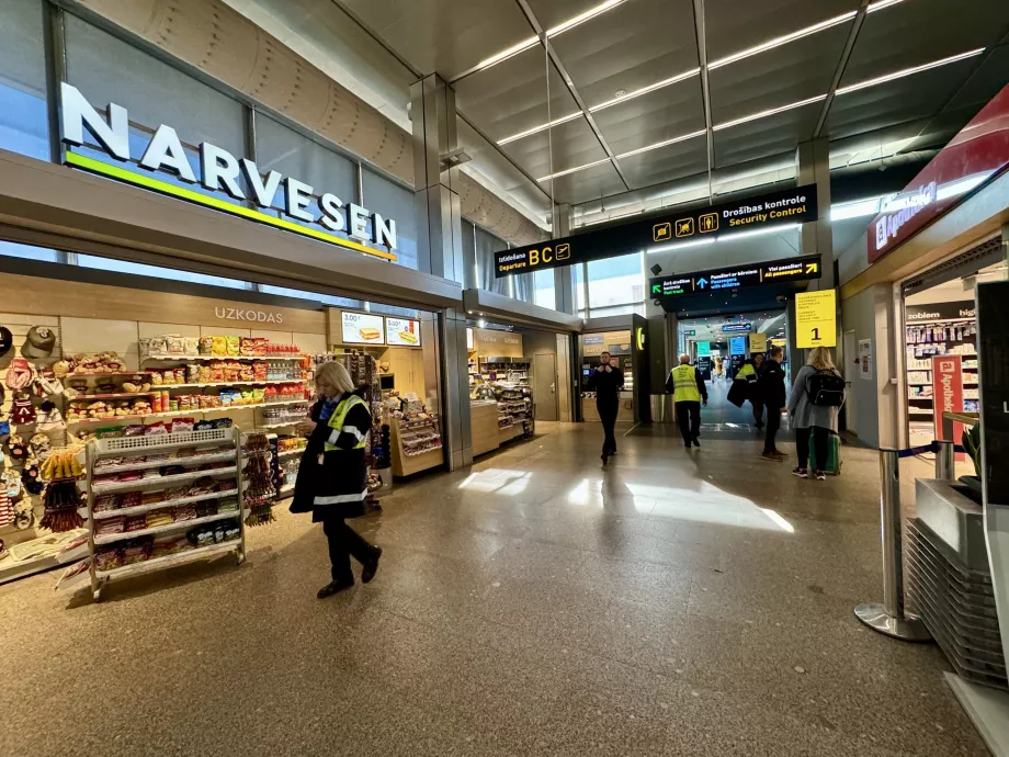 Narvesen kiosk och apotek före flygplatskontrollen