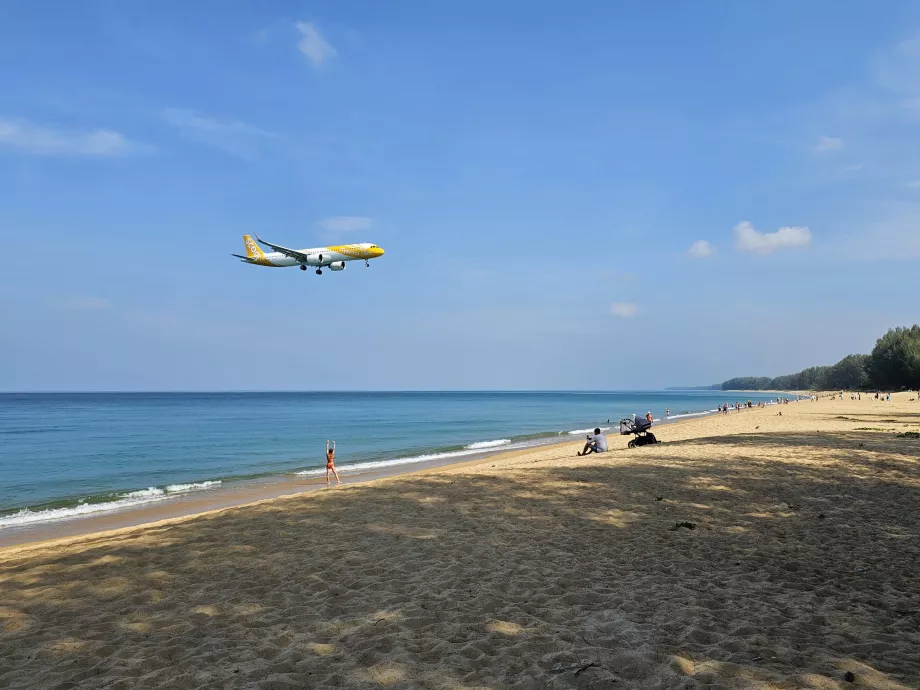Skoter över Mai Khao Beach