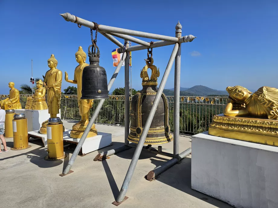 Guldstatyetter runt den stora Buddha