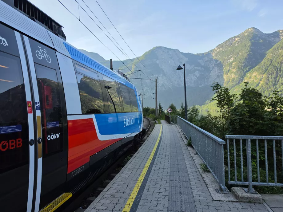 Ett tåg vid järnvägsstationen i Hallstatt