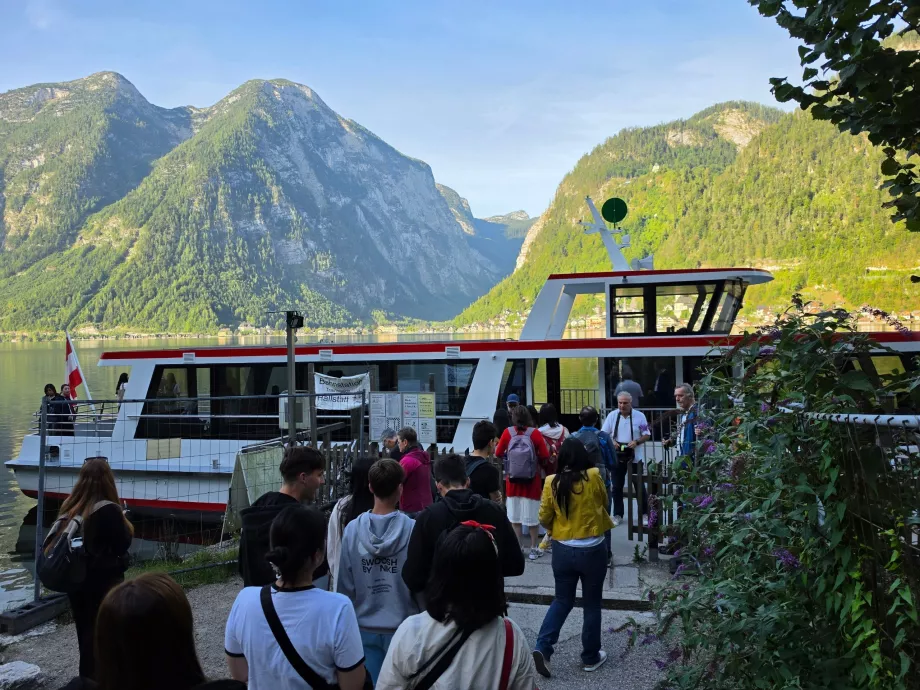 Färja från järnvägsstationen till Hallstatt