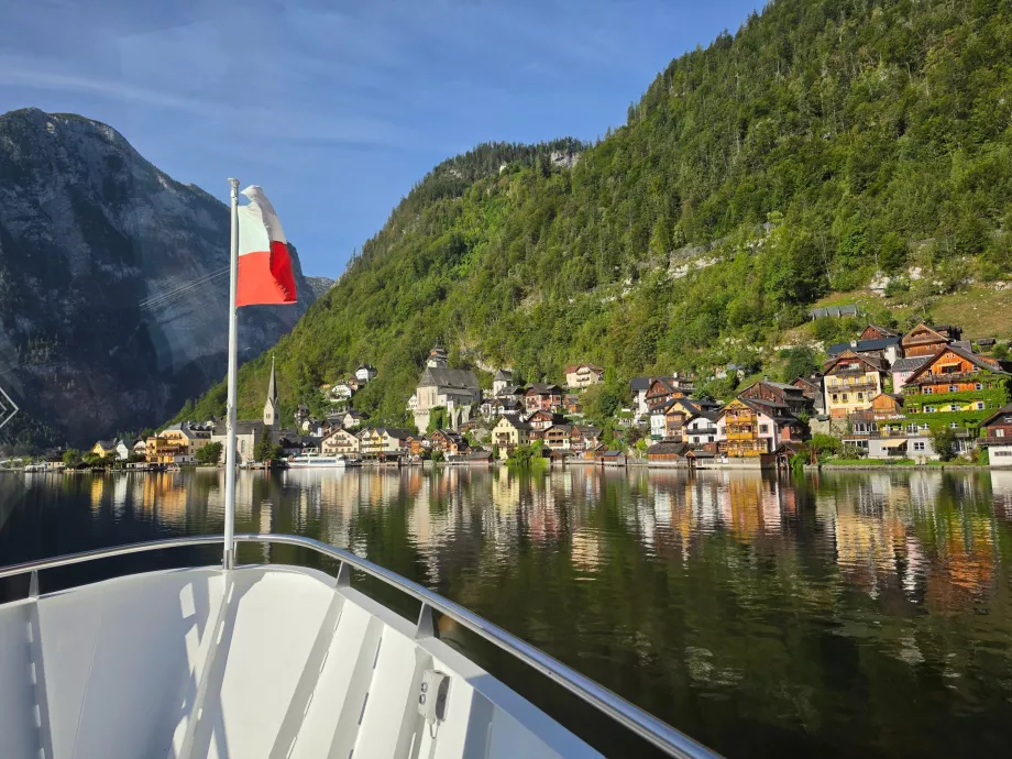 Utsikt över Hallstatt från färjan